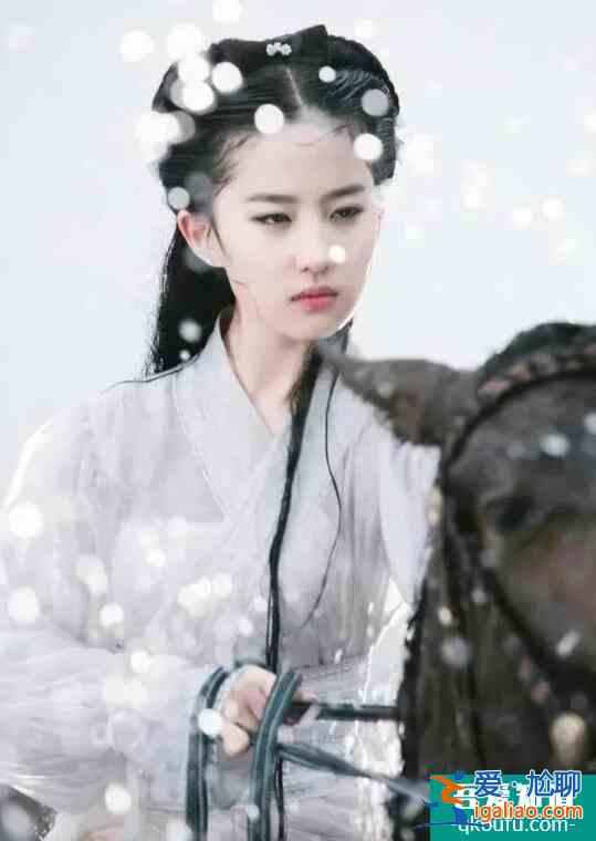 劉亦菲《神雕》劇照曝光 小龍女雨中騎馬仙氣十足？