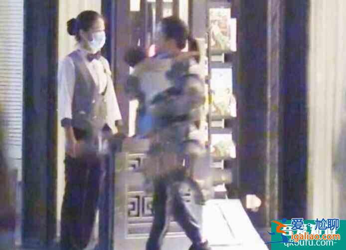 趙麗穎帶兒子現身 兒子腦門又高又大可愛呆萌十足？