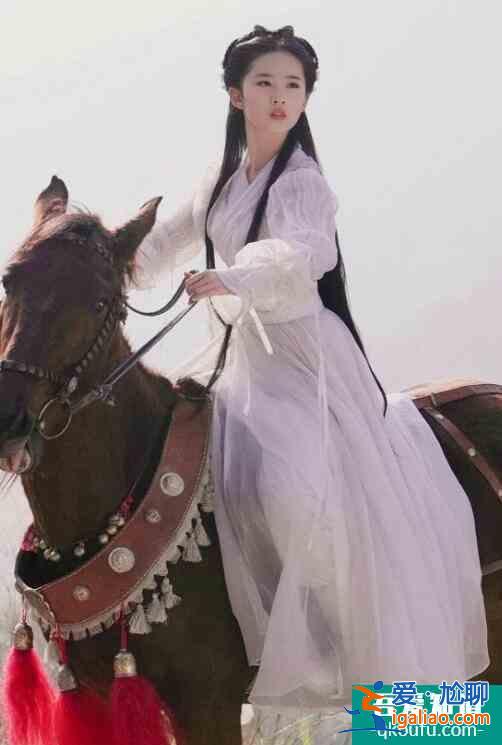 劉亦菲《神雕》劇照曝光 小龍女雨中騎馬仙氣十足？