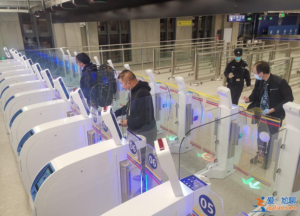 直擊深圳皇崗口岸恢復(fù)通關(guān) 有香港市民連夜“入境吃宵夜”？