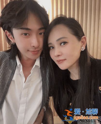 伊能靜庾澄慶兒子哈利戀情曝光！動作曖昧貼臉親親 網友吐槽不知羞恥
