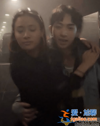 伊能靜庾澄慶兒子哈利戀情曝光！動作曖昧貼臉親親 網友吐槽不知羞恥