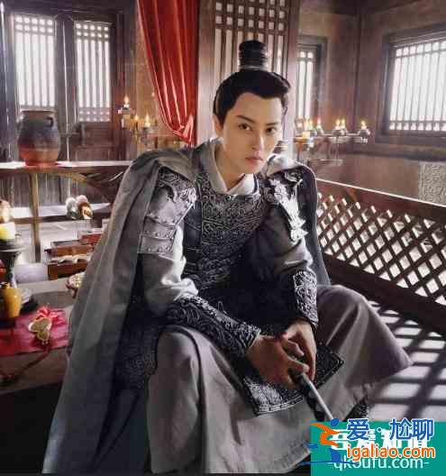 這才是“女扮男裝”，建議《漂亮?xí)返膶?dǎo)演和鞠婧祎多來看看？
