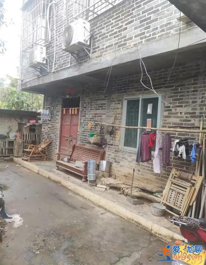 出入口隱蔽 養(yǎng)有兩條看家狗？