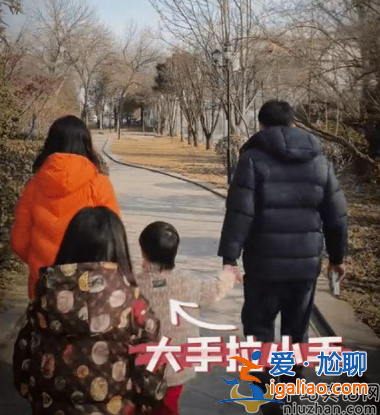 黃磊一家五口同框惹爭議!小兒子正臉曝光撞臉劉昊然 二女兒紅色指甲搶眼 黃磊一家五口同框惹爭議!小兒子正臉曝光撞臉劉昊然 二女兒紅色指甲搶眼