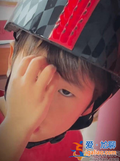 黃磊一家五口同框惹爭議!小兒子正臉曝光撞臉劉昊然 二女兒紅色指甲搶眼 黃磊一家五口同框惹爭議!小兒子正臉曝光撞臉劉昊然 二女兒紅色指甲搶眼