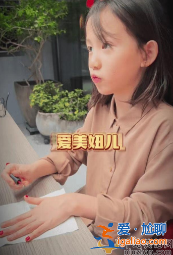 黃磊一家五口同框惹爭議!小兒子正臉曝光撞臉劉昊然 二女兒紅色指甲搶眼 黃磊一家五口同框惹爭議!小兒子正臉曝光撞臉劉昊然 二女兒紅色指甲搶眼