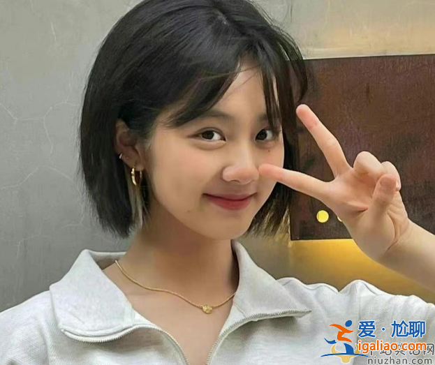 黃多多曬舞臺照惹爭議！成熟干練被指太成熟 網(wǎng)友留言兩極分化