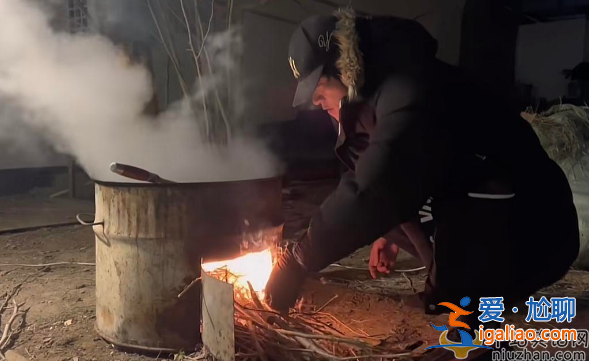 《狂飆》老默用農村土灶做魚!動作嫻熟惹人疼，家徒四壁環境難堪
