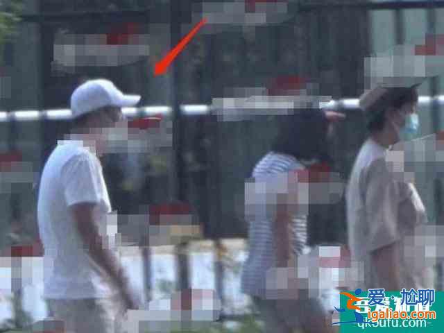 張嘉譯改名了？《在一起》劇組沒有打錯字，他的工作室認(rèn)證也改了？