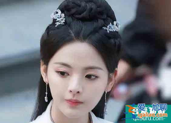 《且聽鳳鳴》開播獲7.4分，楊超越演技在線，劇情老套服化道驚艷？