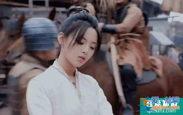 《且聽鳳鳴》開播獲7.4分，楊超越演技在線，劇情老套服化道驚艷？