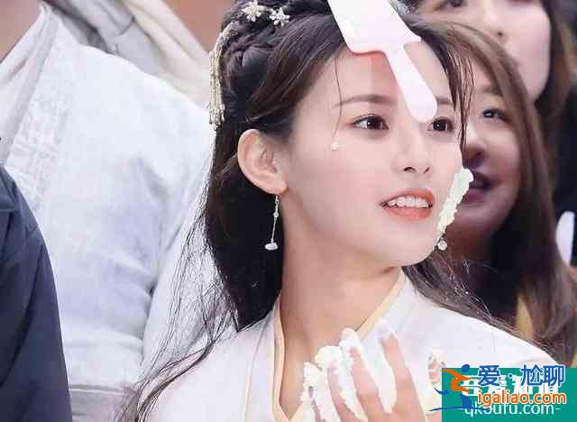 《且聽鳳鳴》開播獲7.4分，楊超越演技在線，劇情老套服化道驚艷？