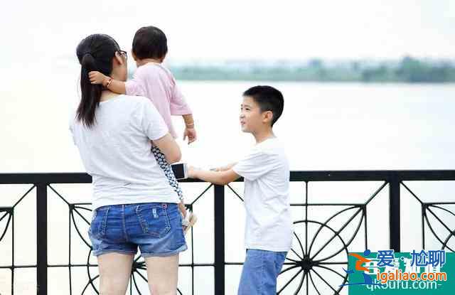 《以家人之名》哥哥們是想賺妹妹錢嗎？編劇，你又想騙我生二胎？