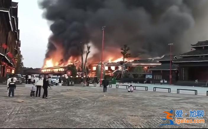 村民在田埂焚燒引燃木制長廊？