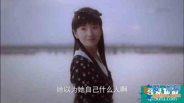 《以家人之名》賀子秋看見花裙子想媽媽，抱照片窩墻角流淚，心疼？