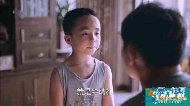 《以家人之名》賀子秋看見花裙子想媽媽，抱照片窩墻角流淚，心疼？