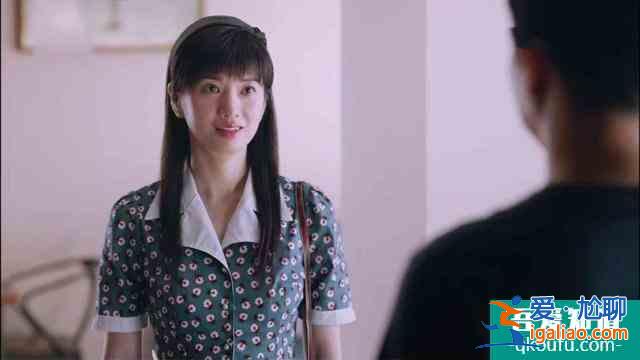 《以家人之名》賀子秋看見花裙子想媽媽，抱照片窩墻角流淚，心疼？