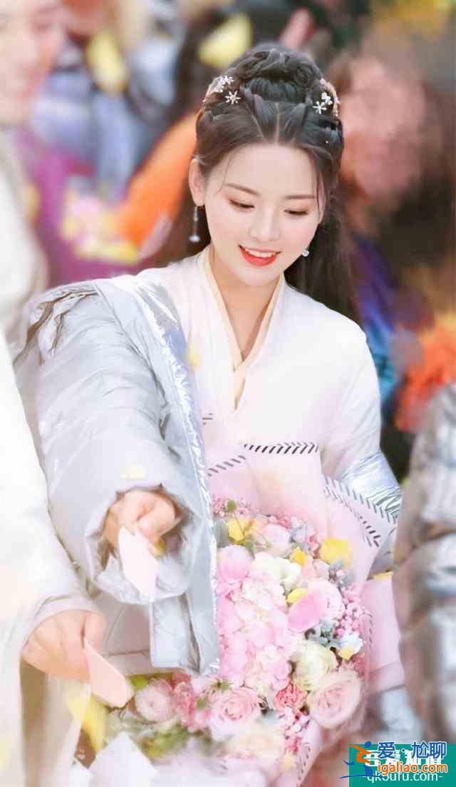 《且聽鳳鳴》今日定檔，楊超越扮乞丐，又“丑“又可愛，絕了？