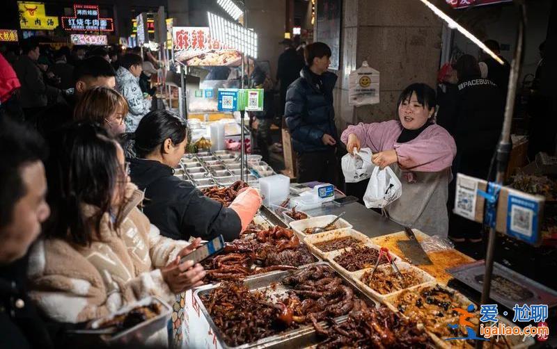 上海最大露天夜市關了 城管稱“未經屬地備案” 網友吵翻了？