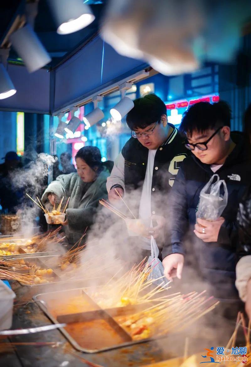 上海最大露天夜市關了 城管稱“未經屬地備案” 網友吵翻了？