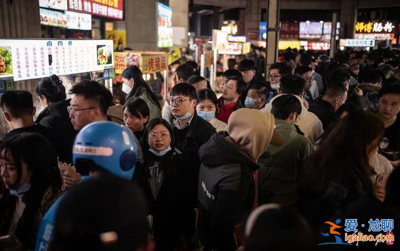 上海最大露天夜市關了 城管稱“未經屬地備案” 網友吵翻了？