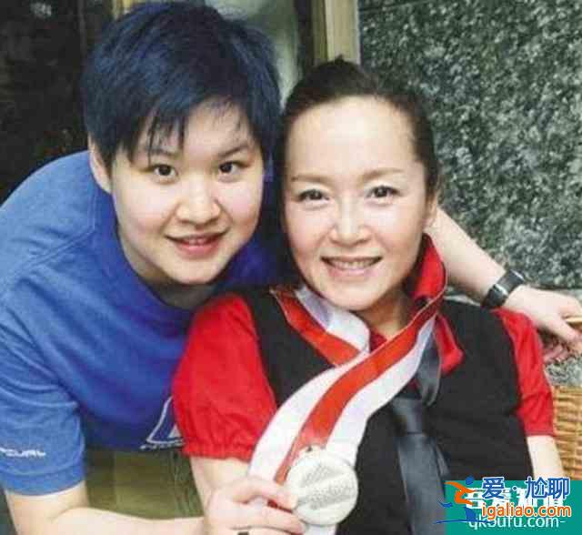 她是首位電影版黃蓉，做了4年“大哥的女人”，至今已單身24年？