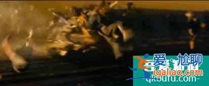 等了四年的《釜山行2》，續(xù)集全員大換血，到底還是爛尾了？