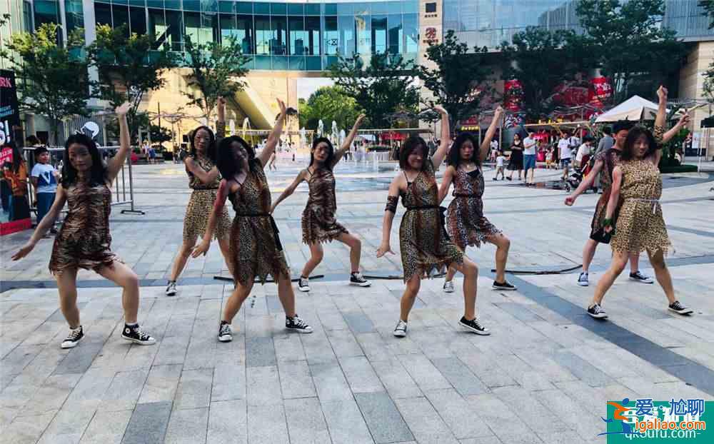 《十三獵殺》映前打造“叢林戰舞”引爆游客觀影熱情? 《十三獵殺》映前打造“叢林戰舞”引爆游客觀影熱情?