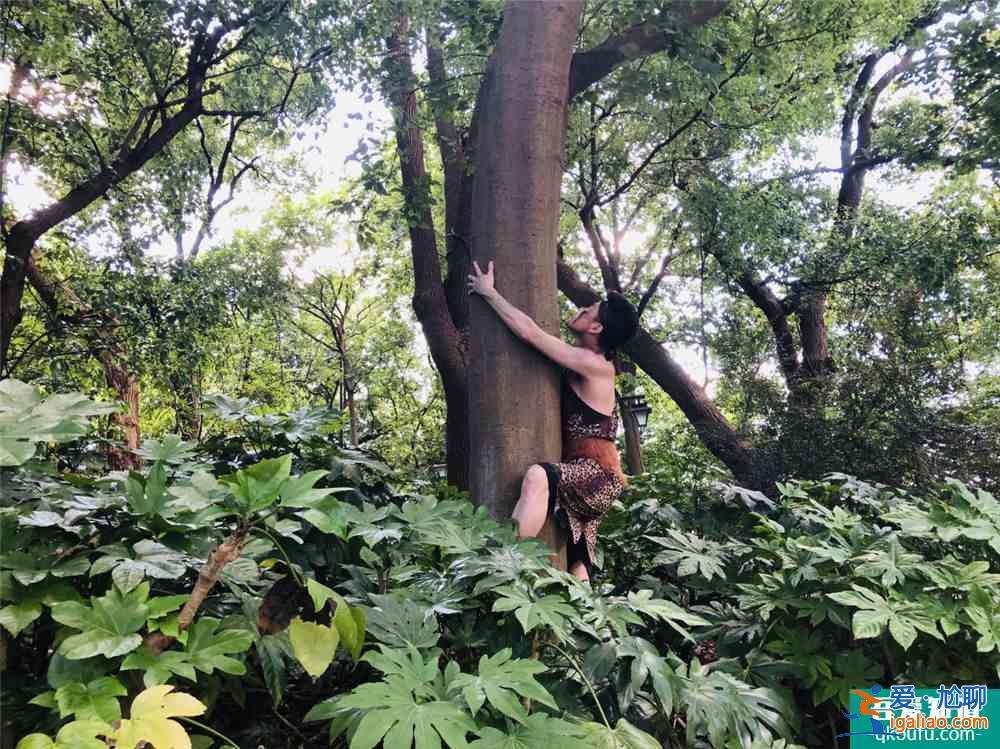 《十三獵殺》映前打造“叢林戰舞”引爆游客觀影熱情? 《十三獵殺》映前打造“叢林戰舞”引爆游客觀影熱情?