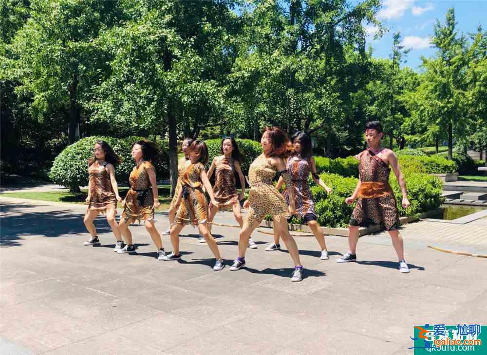 《十三獵殺》映前打造“叢林戰舞”引爆游客觀影熱情? 《十三獵殺》映前打造“叢林戰舞”引爆游客觀影熱情?