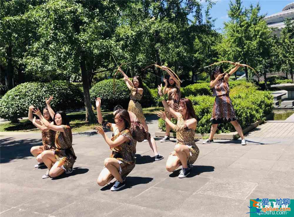 《十三獵殺》映前打造“叢林戰舞”引爆游客觀影熱情? 《十三獵殺》映前打造“叢林戰舞”引爆游客觀影熱情?