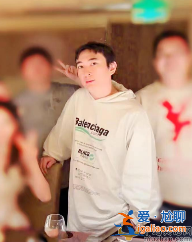 王思聰最新情況!備20萬紅酒給網紅過生 小女友肉安未在身旁 王思聰最新情況!備20萬紅酒給網紅過生 小女友肉安未在身旁