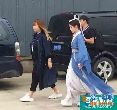 《漂亮書生》路透照,一米五的鞠婧祎腳蹬恨天高,妝容被于正吐槽? 《漂亮書生》路透照,一米五的鞠婧祎腳蹬恨天高,妝容被于正吐槽?