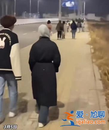山西一地出租車亂要價 學生嫌貴從高鐵站徒步2小時回學校 官方回應？