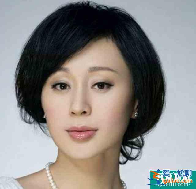 《三十而已》王太太，曾無戲可演擺攤賣衣服，沒辦婚禮嫁給房子斌？