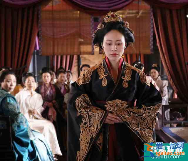 《三十而已》王太太，曾無戲可演擺攤賣衣服，沒辦婚禮嫁給房子斌？