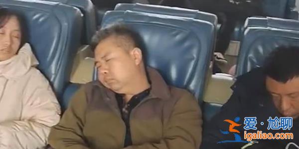 泰山站候車乘客集體呼呼大睡，一看剛從泰山下來[泰山]？