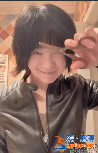 斯琴格日樂狀態曝光!素顏出鏡揮舞剪刀 網友質疑精神出了問題