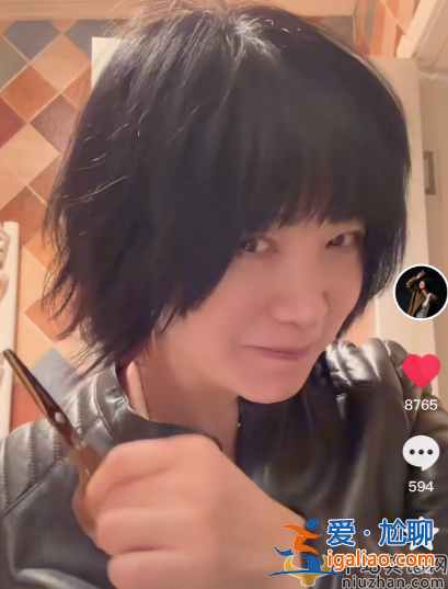 斯琴格日樂狀態曝光!素顏出鏡揮舞剪刀 網友質疑精神出了問題