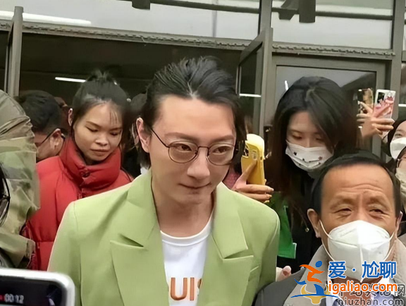 蘇小玎董璇是真的嗎?男方爆火疑似分手 曾當(dāng)眾摟腰親吻 蘇小玎董璇是真的嗎?男方爆火疑似分手 曾當(dāng)眾摟腰親吻