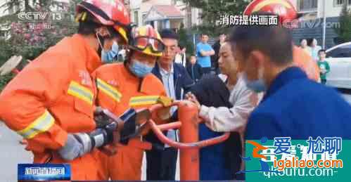太驚心！小孩被大人掛在峭壁上拍照！網友：這是“隱秘的角落“看多？