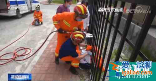 太驚心！小孩被大人掛在峭壁上拍照！網友：這是“隱秘的角落“看多？