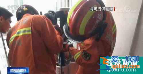 太驚心！小孩被大人掛在峭壁上拍照！網友：這是“隱秘的角落“看多？