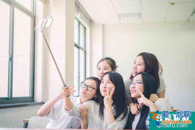 《二十不惑》青春無悔 / 關曉彤替帥氣男生解圍,兩女生落荒而逃? 《二十不惑》青春無悔 / 關曉彤替帥氣男生解圍,兩女生落荒而逃?