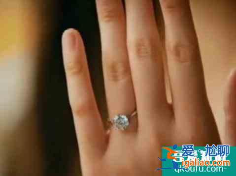 《二十不惑》青春無悔 / 關曉彤替帥氣男生解圍,兩女生落荒而逃? 《二十不惑》青春無悔 / 關曉彤替帥氣男生解圍,兩女生落荒而逃?