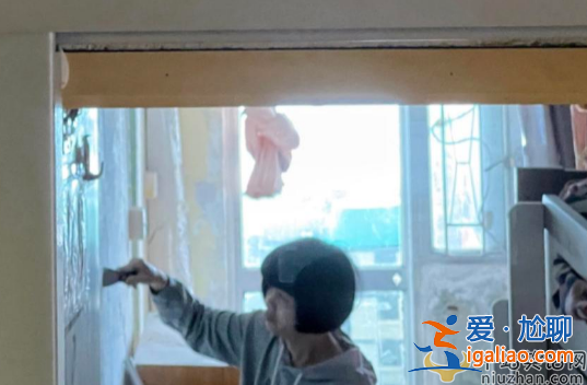 郭富城親姐郭鳳群住貧民窟!房屋破舊垃圾成堆 請人打掃不付款惹爭議 郭富城親姐郭鳳群住貧民窟!房屋破舊垃圾成堆 請人打掃不付款惹爭議