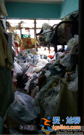 郭富城親姐郭鳳群住貧民窟!房屋破舊垃圾成堆 請人打掃不付款惹爭議 郭富城親姐郭鳳群住貧民窟!房屋破舊垃圾成堆 請人打掃不付款惹爭議