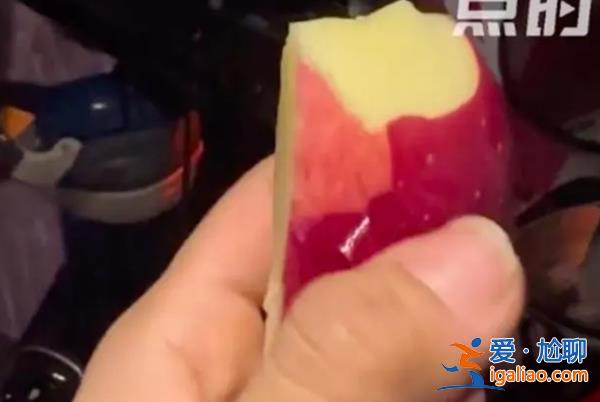 女子稱水果店買到雙皮蘋果，網(wǎng)友都說沒見過[雙皮蘋果]？