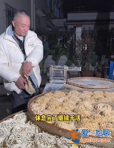 喬任梁父親擺攤做牛肉面 手被燙傷讓人心酸 現(xiàn)場視頻曝光引關(guān)注 喬任梁父親擺攤做牛肉面 手被燙傷讓人心酸 現(xiàn)場視頻曝光引關(guān)注